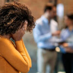 Um psicólogo oferece 2 dicas para ajudá-lo a superar a ansiedade social no trabalho